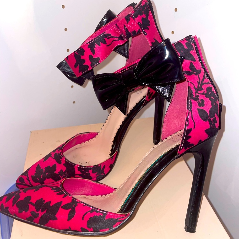 Black n pink heels